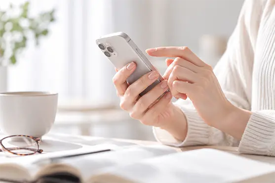 スマートフォンの文字を見る手元